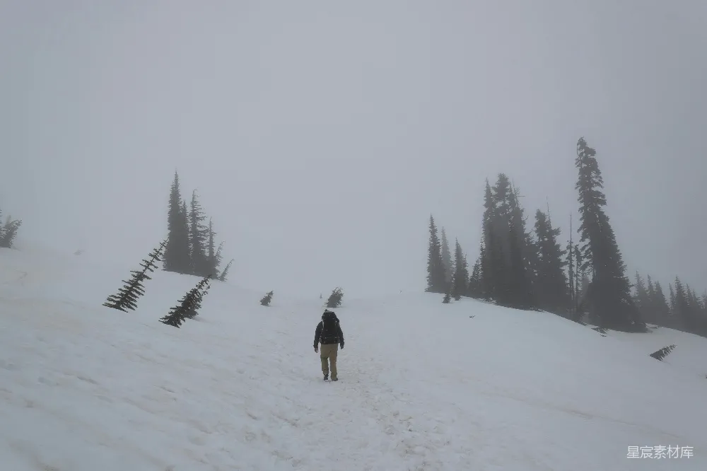 高清摄影  在雪地上行走的人