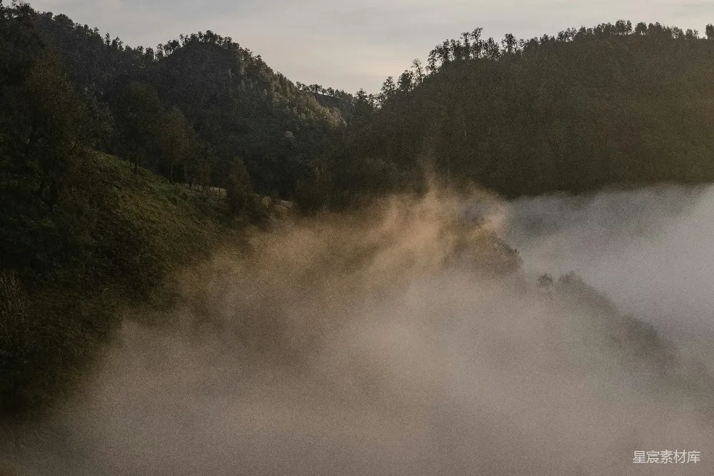 高清摄影  金色的阳光照亮了森林山峦上笼罩的晨雾。