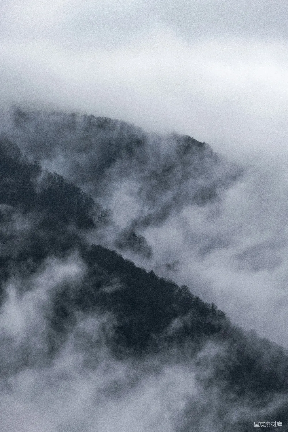 高清摄影  一座山峰被云雾笼罩的景色