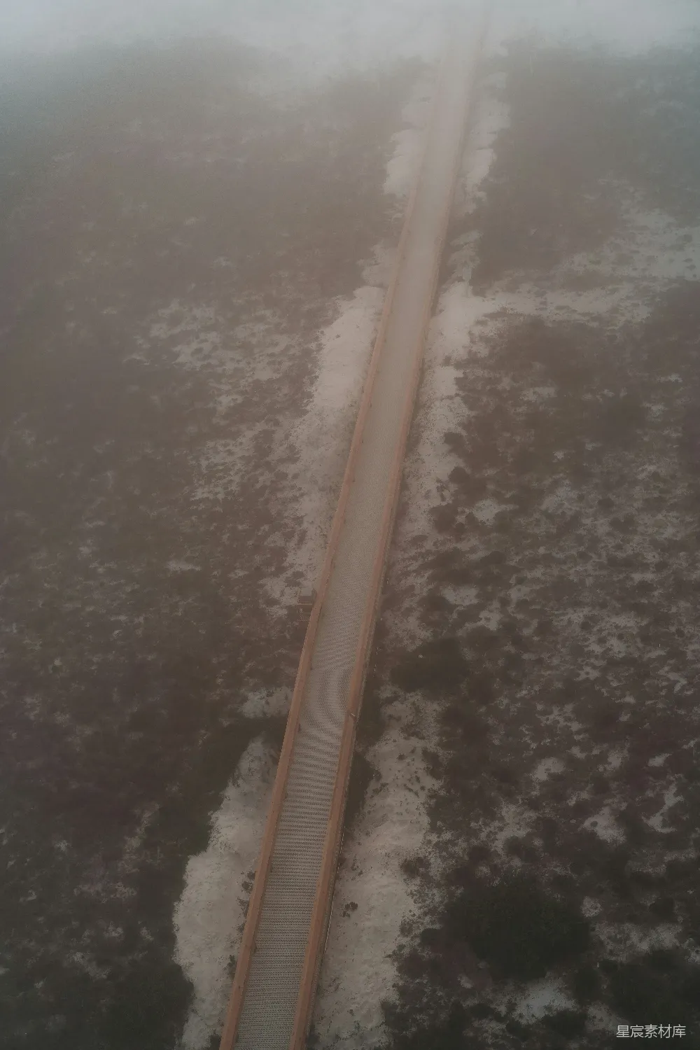 高清摄影  在偏僻之地的一条公路空中俯瞰图