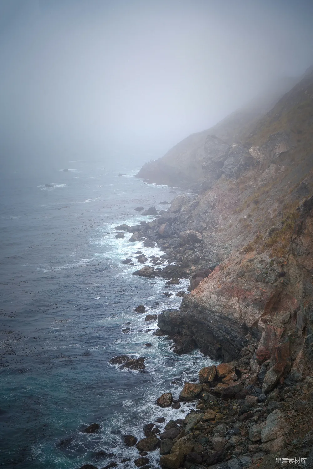 高清摄影 自然 壁纸 白天海边的棕色岩石山