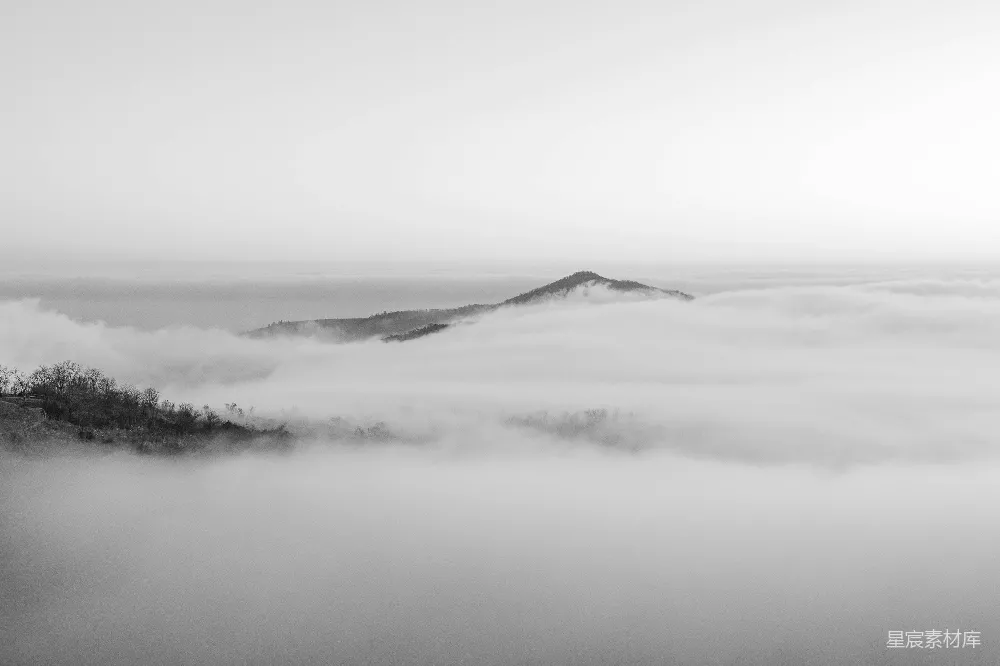 高清摄影 自然 壁纸 一张黑白照片，展示了雾蒙蒙的山峰。