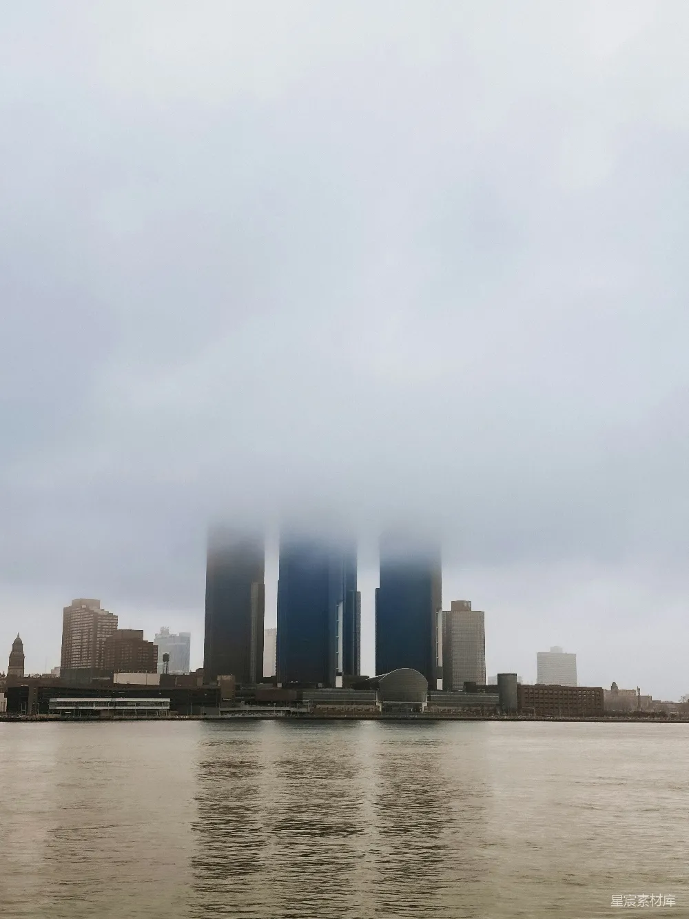 高清摄影  一片广阔的水域，背景中有座城市