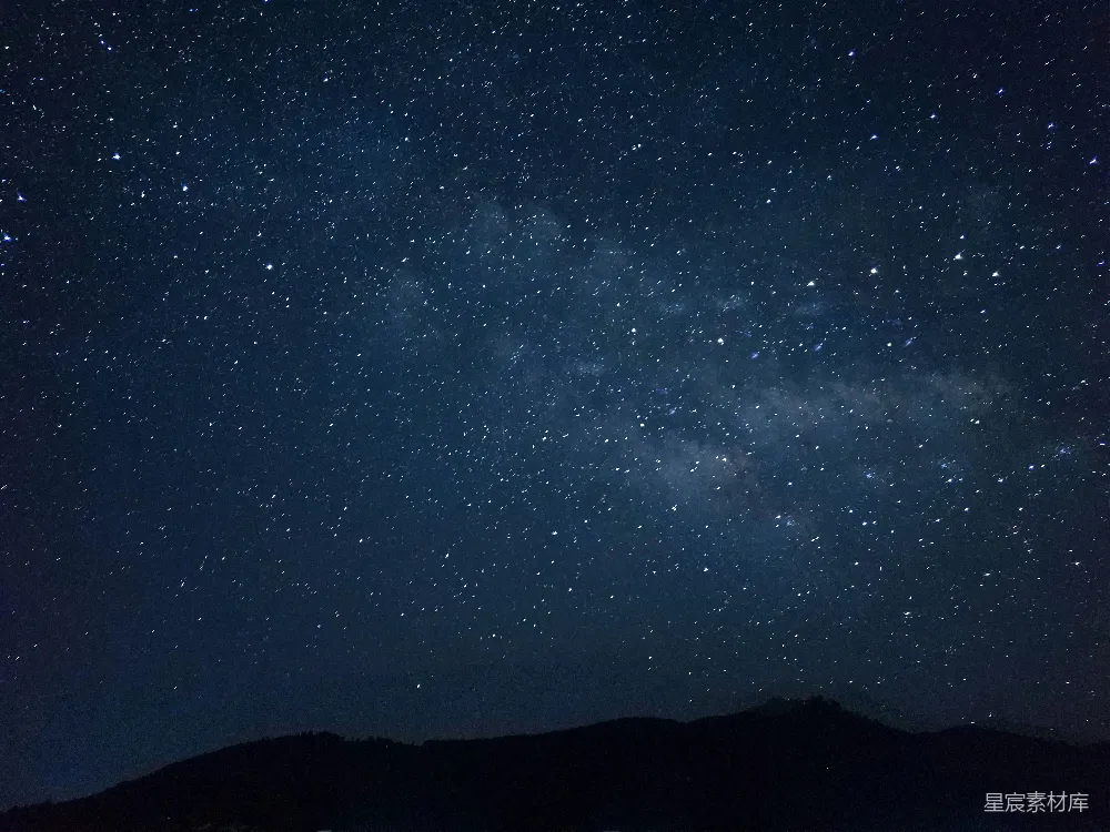 高清摄影  夜空中的星星布满了山的上方。