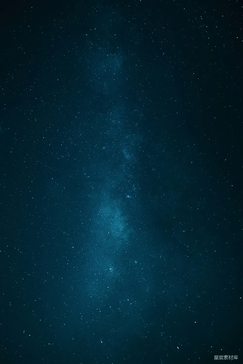 高清摄影  夜晚的蓝天中闪烁着星星。