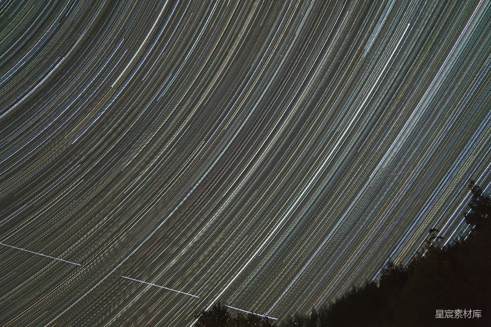 高清摄影  长曝光的星轨划过夜空。