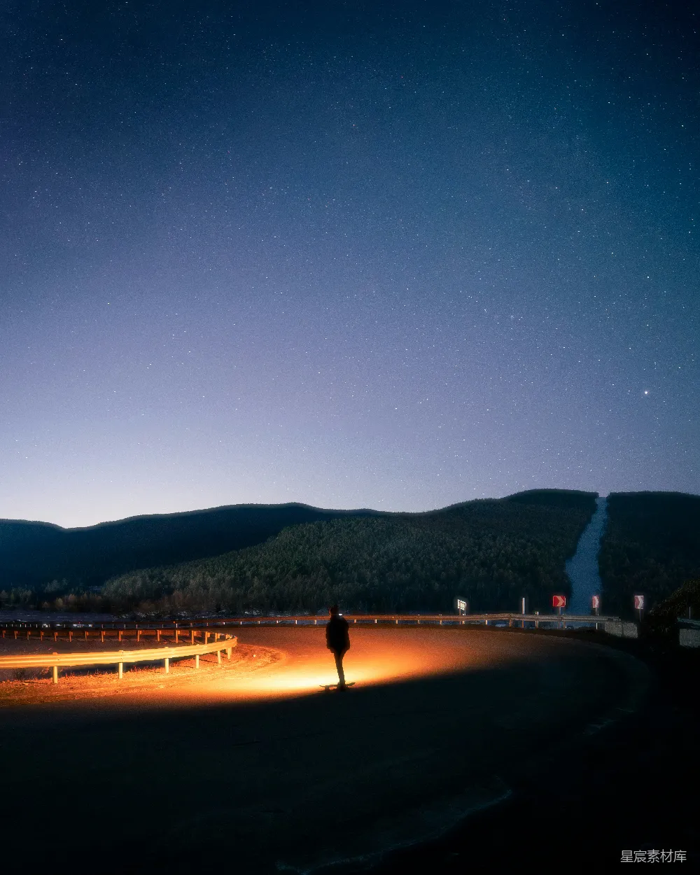 高清摄影 旅行 一个站在夜间的田野中央的人