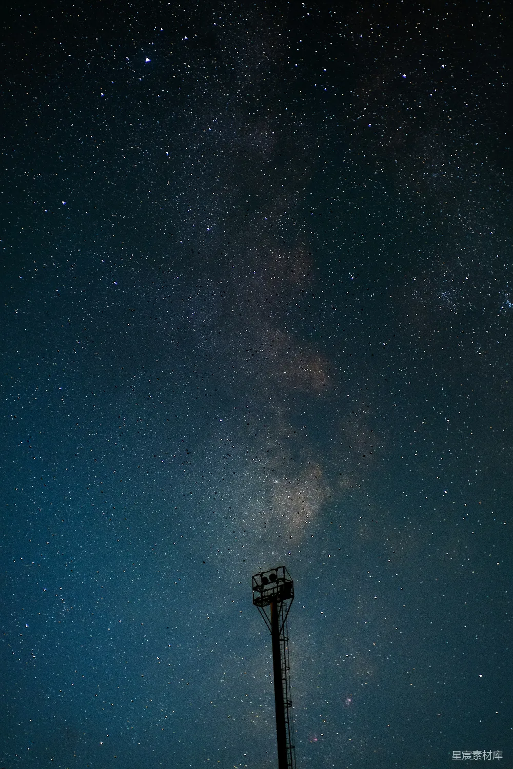高清摄影  一根杆子上挂着一盏灯，天空中有星星。