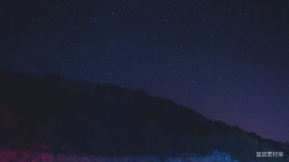 高清摄影  夜空中布满了星星，山峦之上。