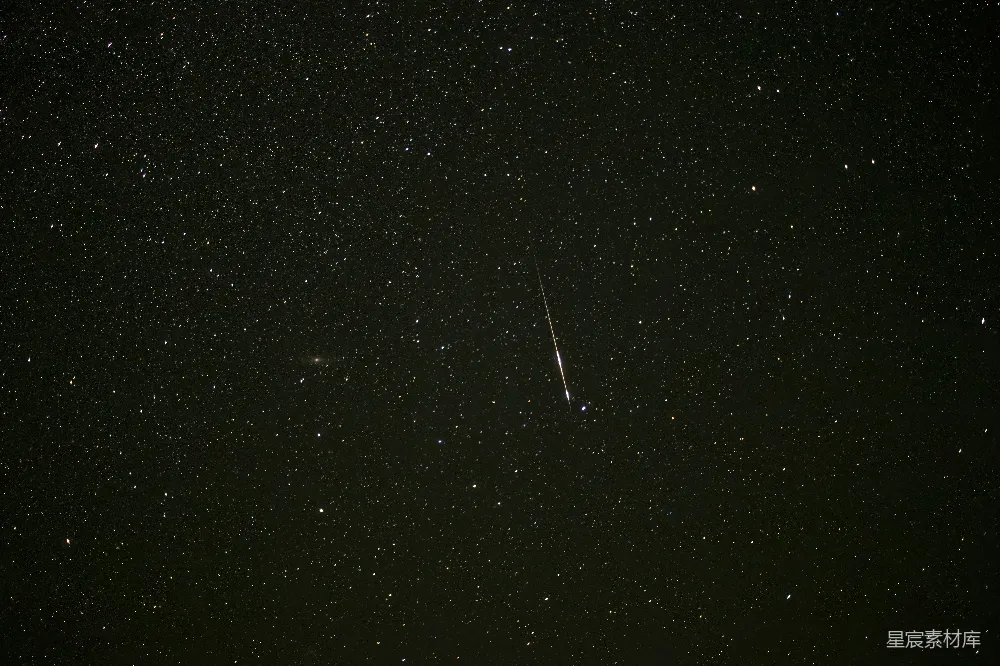 高清摄影  一个星空，星星闪烁，有一道明亮的光带。
