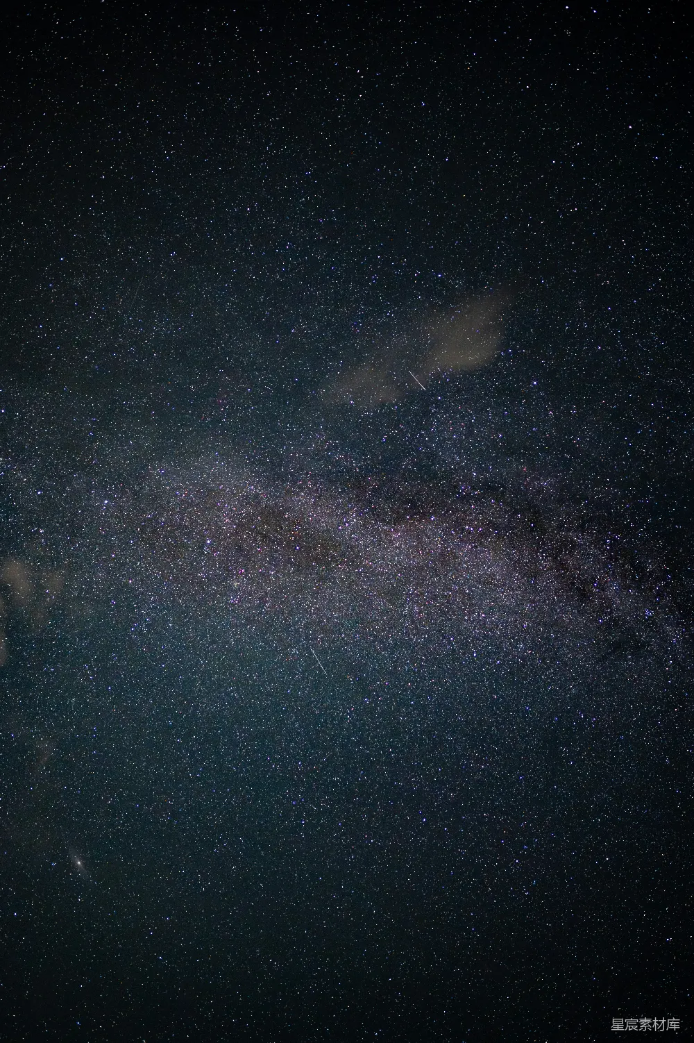 高清摄影 自然 银河在黑暗的夜空中闪耀。
