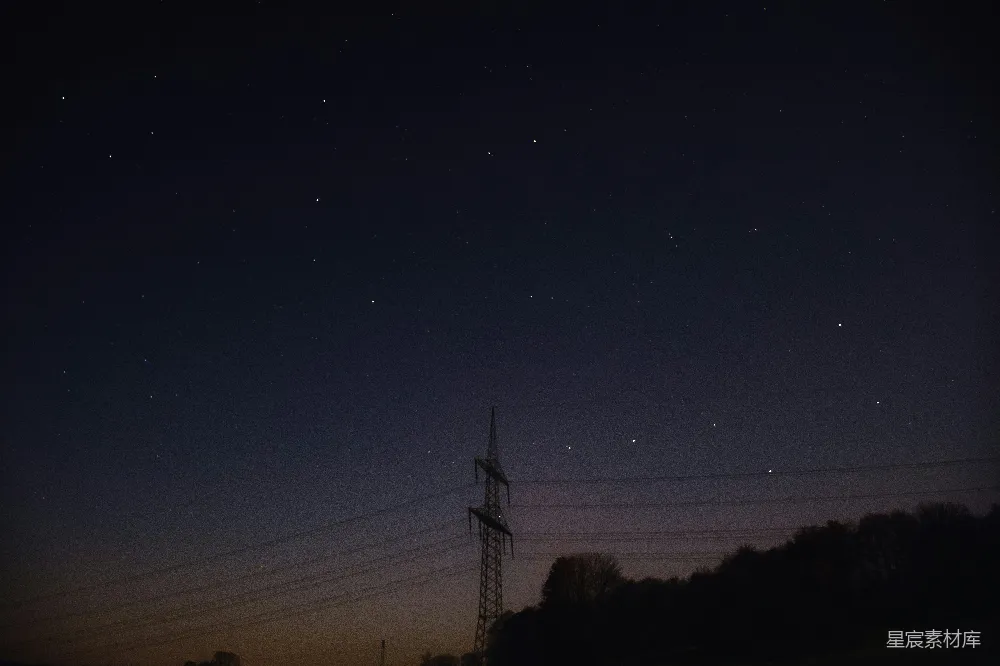 高清摄影  黄昏时分，电线上方的夜空中可以看到星星。