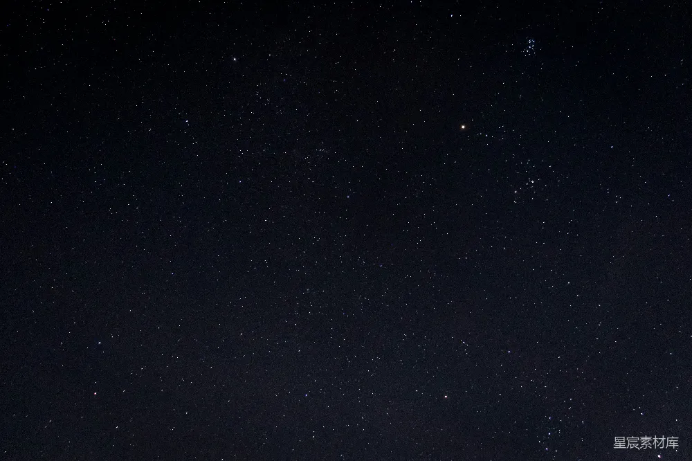 高清摄影  夜空布满了星星和几朵云。
