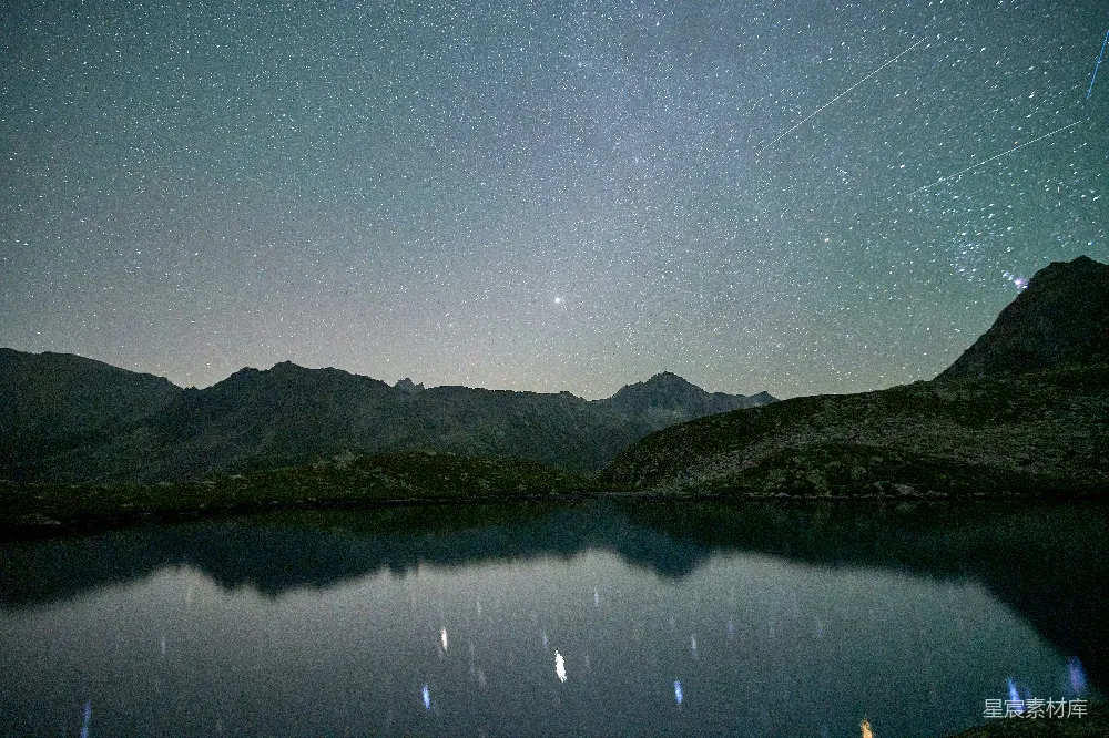 高清摄影 壁纸 自然 宁静的山间湖畔的星空夜景