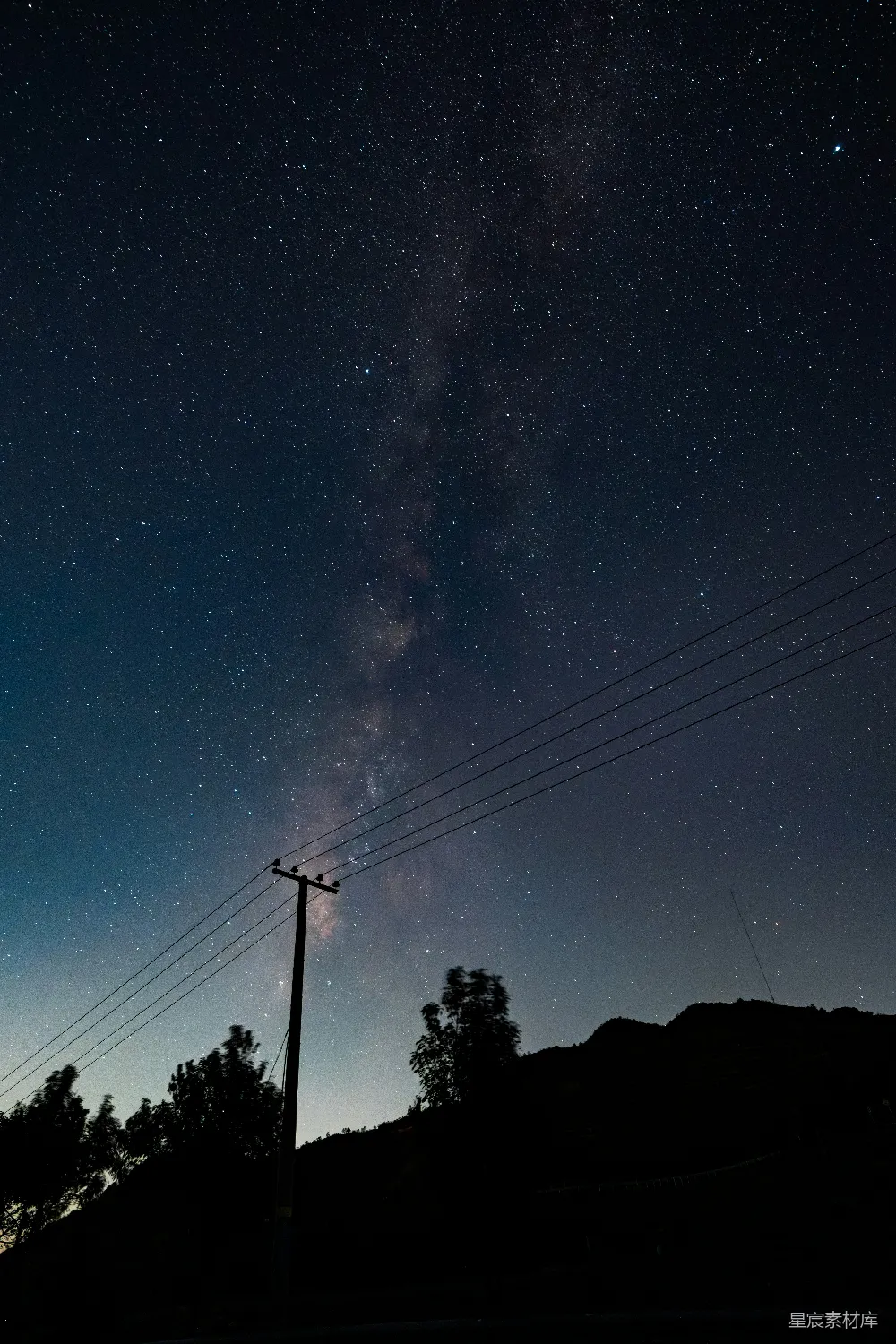 高清摄影  夜空中有星星和一根电话杆在前景