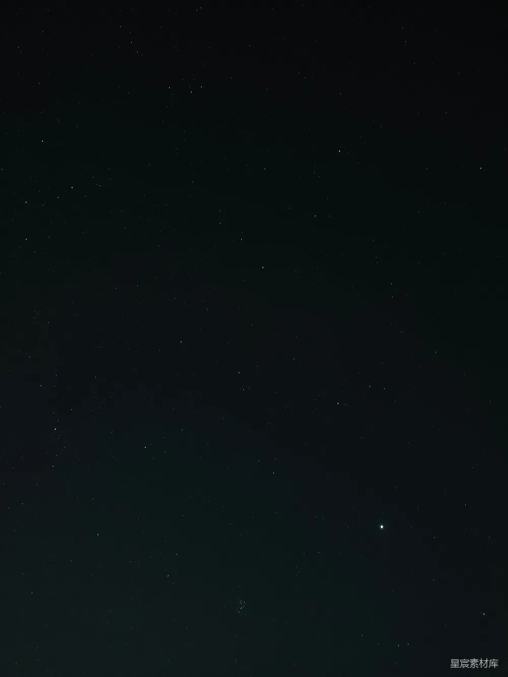 高清摄影  一片黑暗的天空中点缀着星星和几朵云彩。