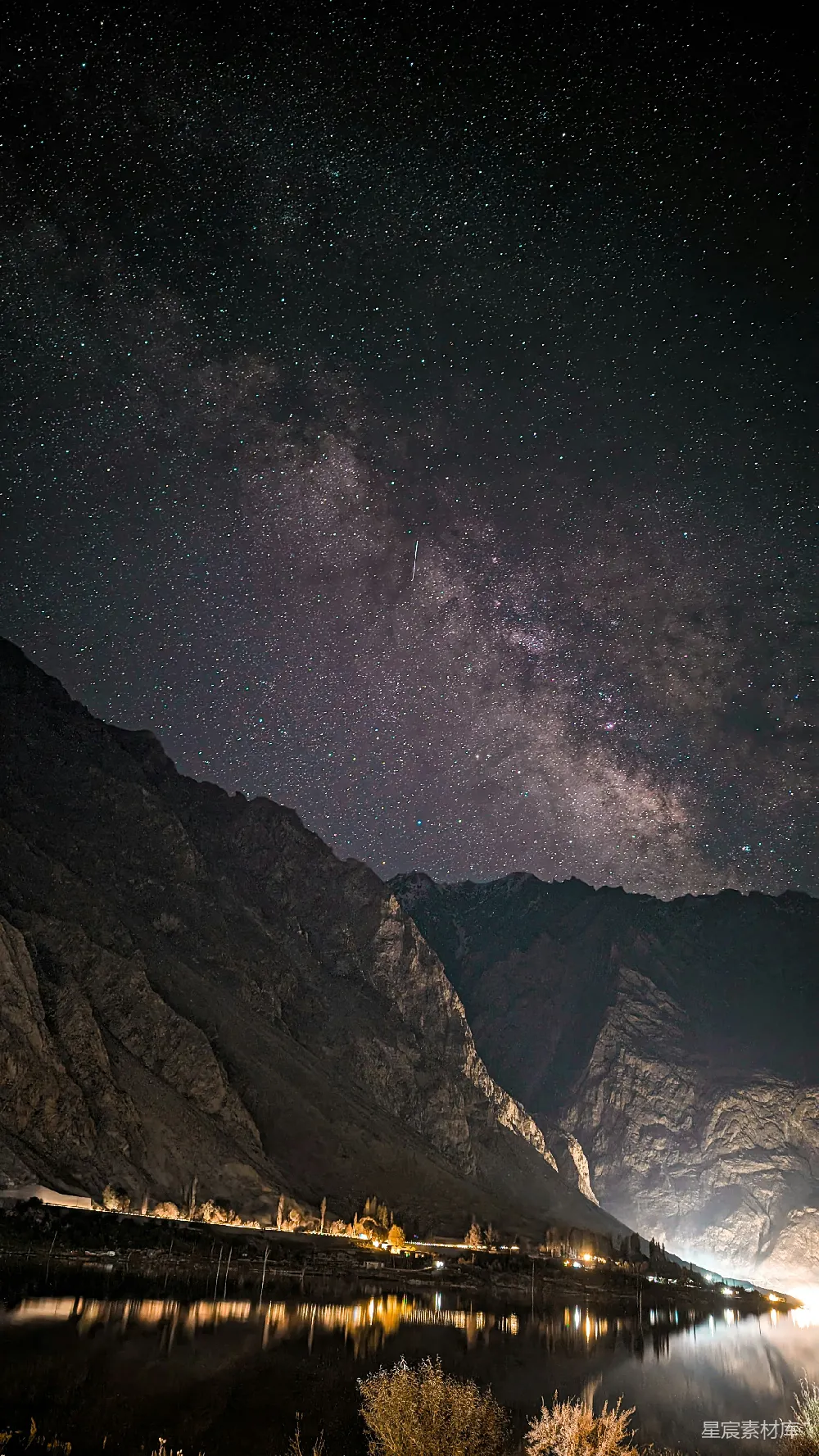 高清摄影  山脉连绵的夜空前有湖泊