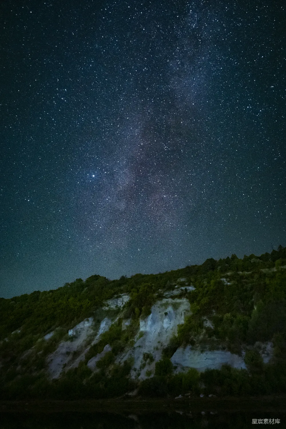 高清摄影  一座山上有树和天上的星星。