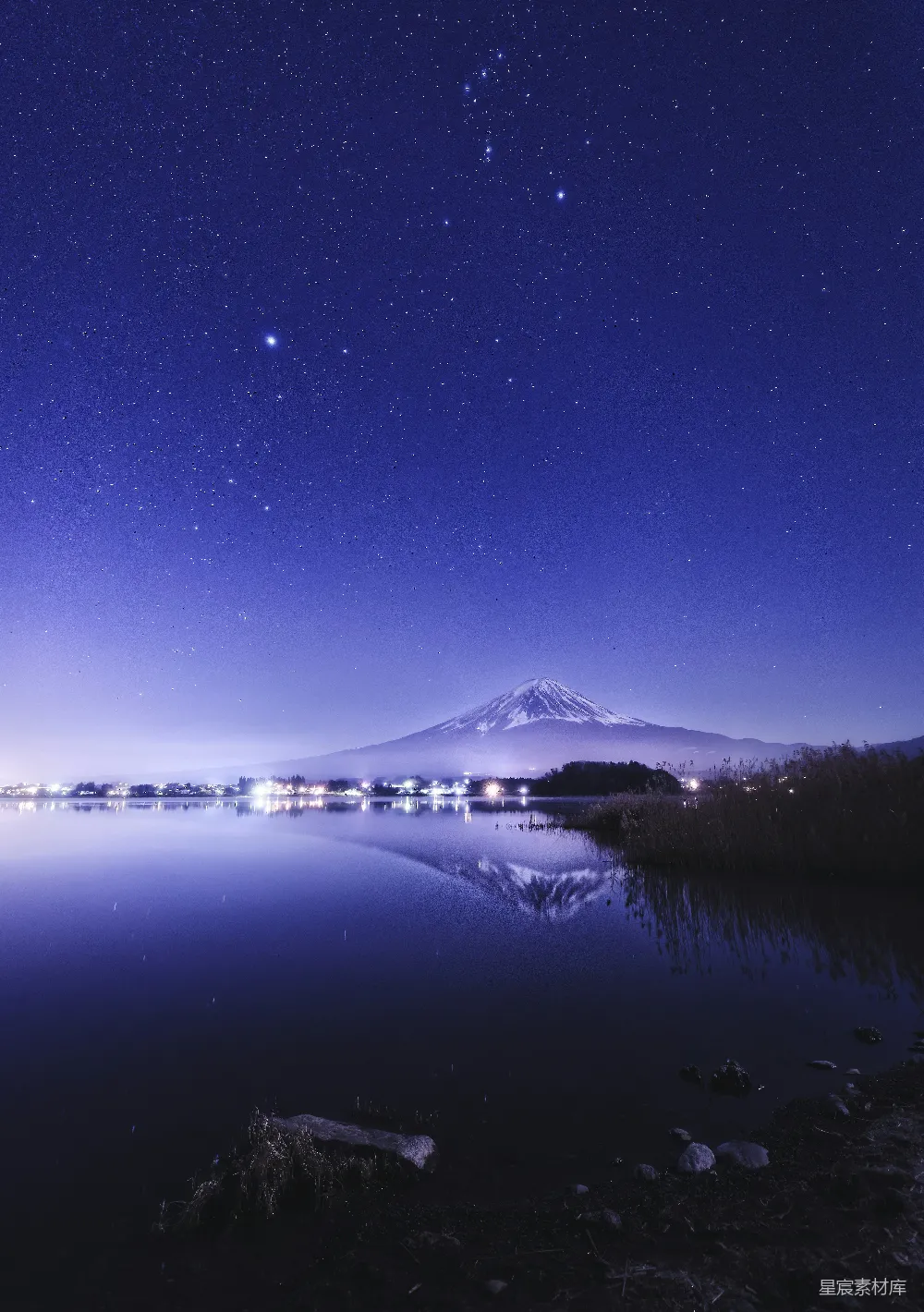 高清摄影 旅行 自然 壁纸 夜晚背景中有一座山的湖泊