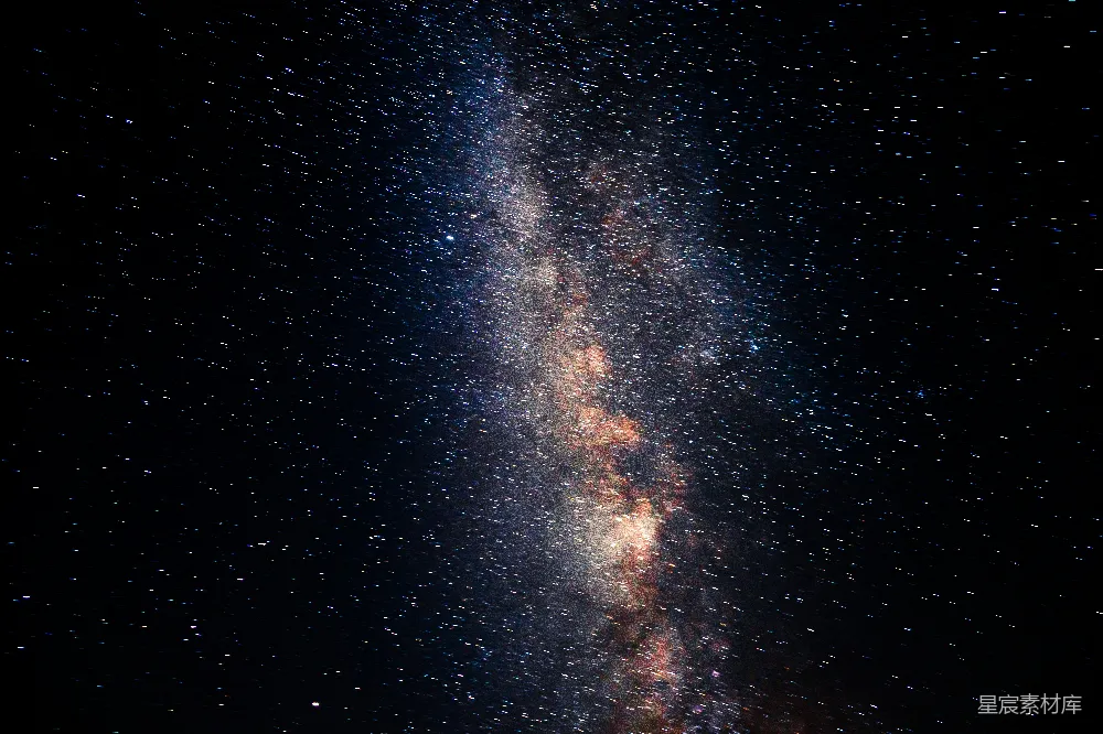 高清摄影  夜晚繁星点点的天空中，有繁星点点的夜晚。