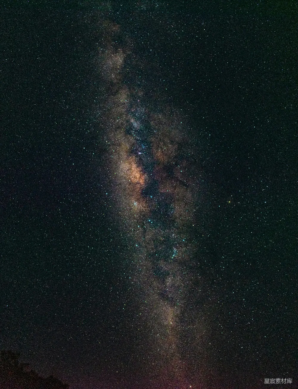 高清摄影  银河系在星空下延展。
