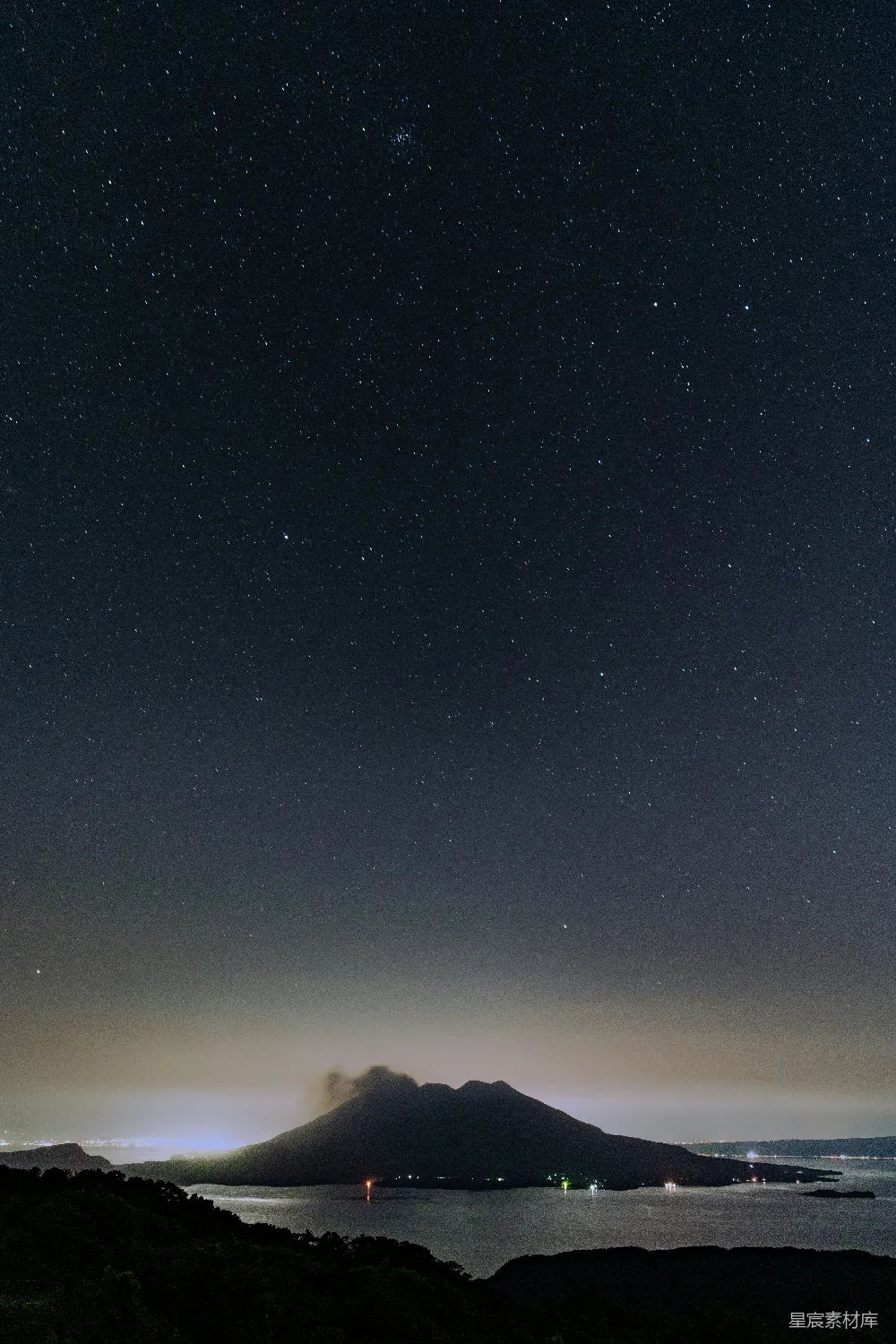 高清摄影  夜晚的星空，远处有一座山。
