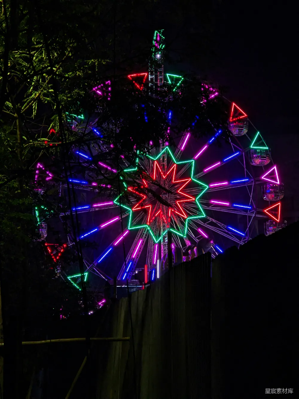 高清摄影  夜晚，一个大型摩天轮点亮了灯光。
