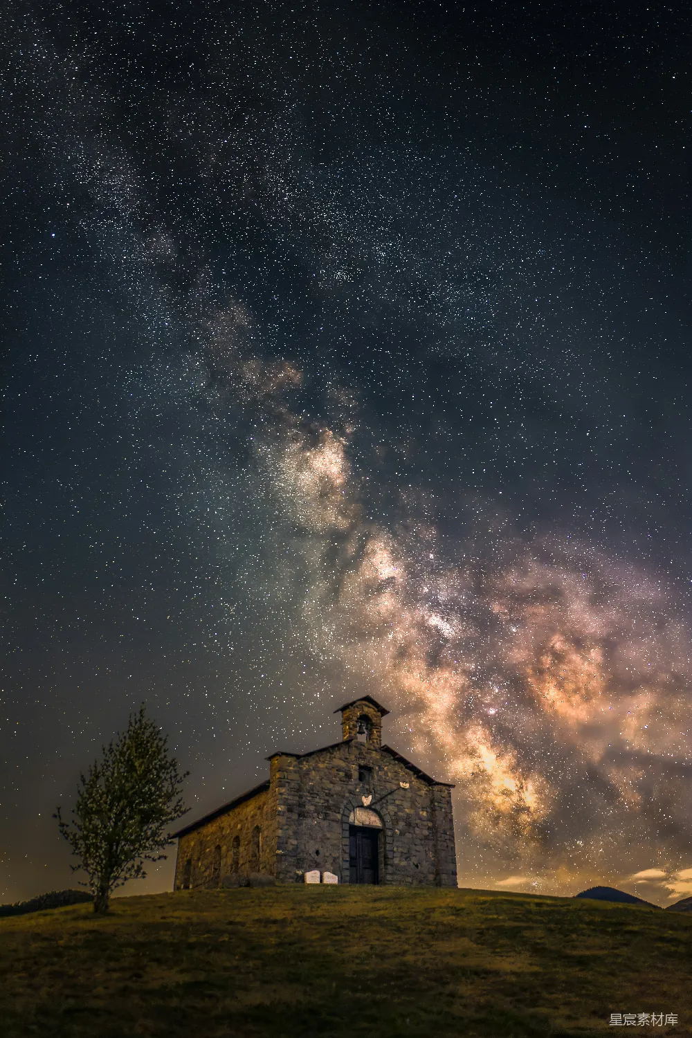高清摄影 壁纸 一座建筑物前面有一棵树，天空中有星星。