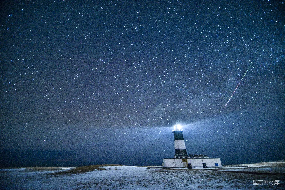 高清摄影  一座灯塔在星空满天的夜空下