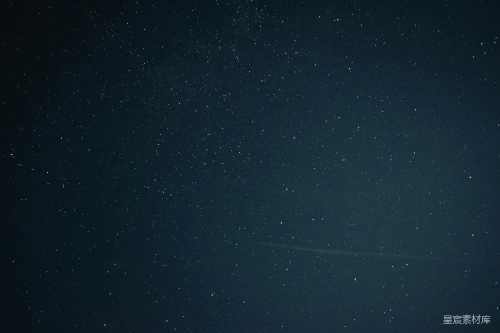 高清摄影  夜晚的天空中星星闪烁，远处有一架飞机。