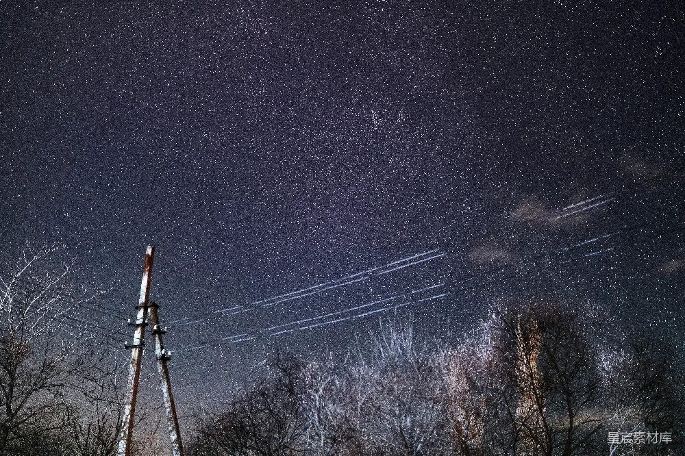 高清摄影 壁纸 自然 旅行 实验性 夜空布满了星星，还有一座无线电塔。