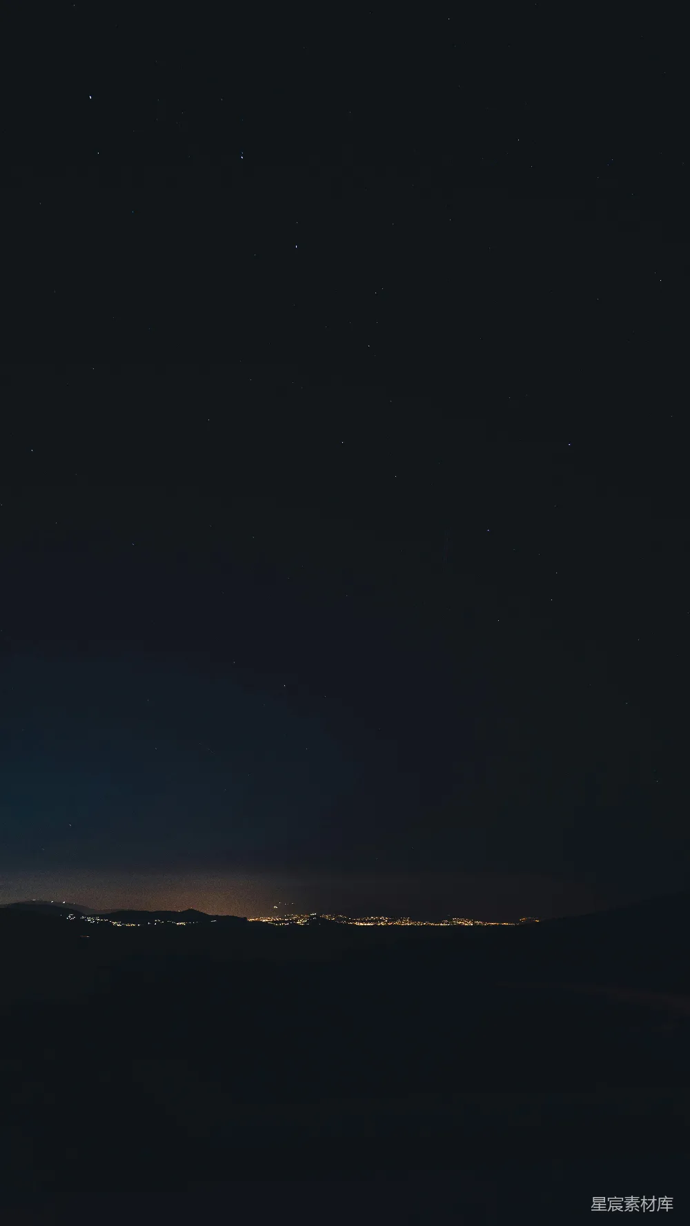 高清摄影 自然 夜晚，星星在城市的灯光上空闪烁。