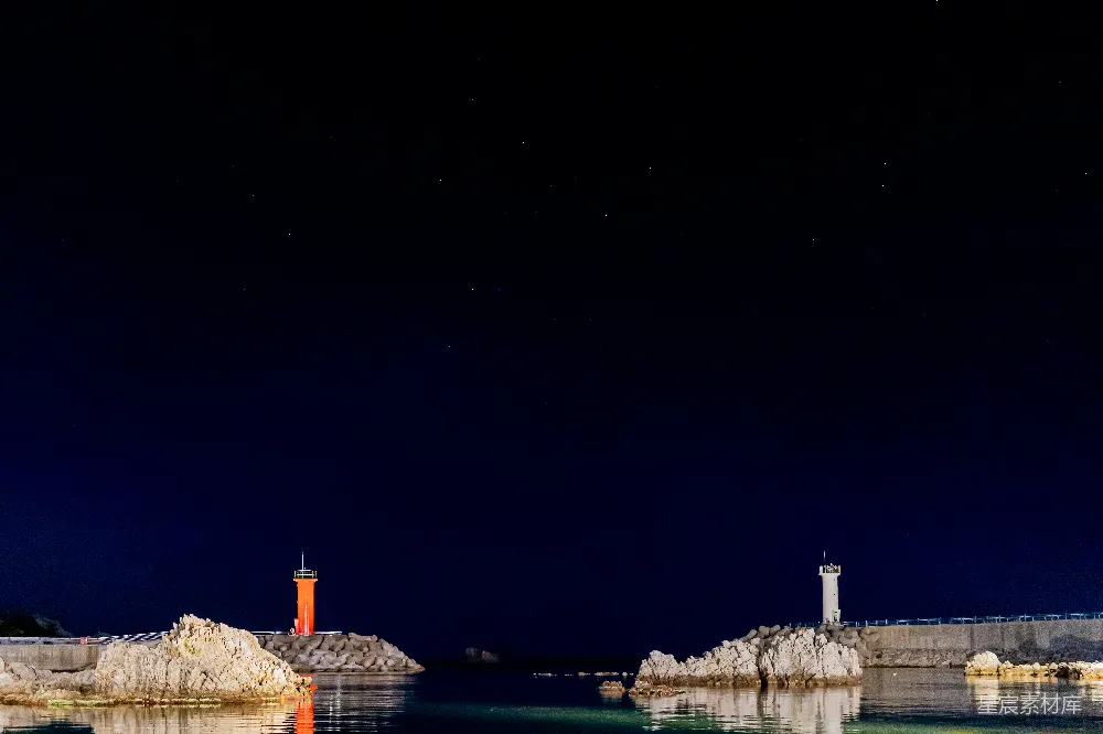 高清摄影  夜晚水边的白色混凝土建筑