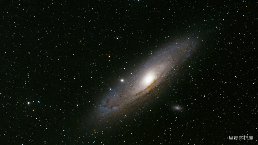 高清摄影  一个非常大的星系在夜空中居中