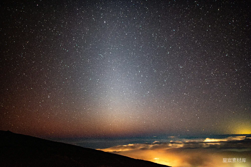 高清摄影 壁纸 旅行 自然 实验性 星空在云层之上，远处的灯光闪烁。