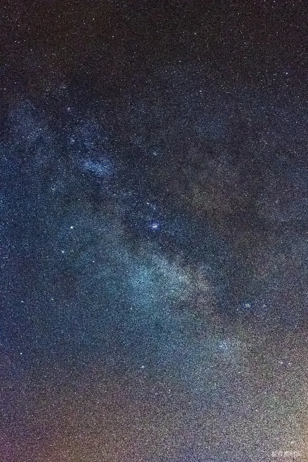 高清摄影 自然 壁纸 一群人在一片田野的顶部站在夜空中