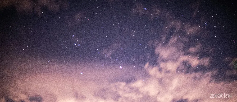 高清摄影  夜空中繁星点点，云雾缭绕。