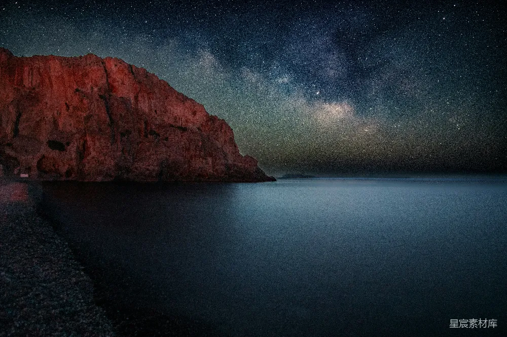 高清摄影  在海洋上方的夜空中有星星闪烁。