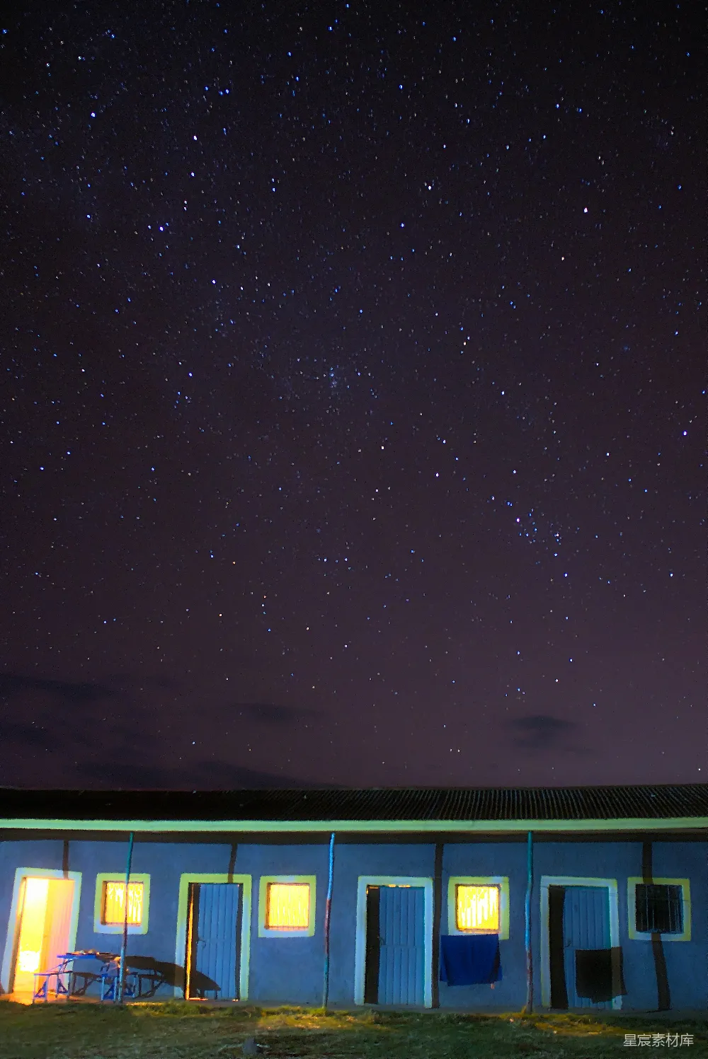 高清摄影  一座蓝色的建筑，背景是满天星星的夜空。