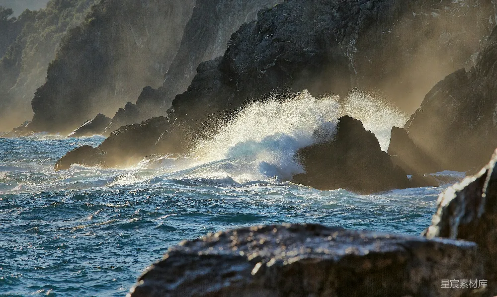 高清摄影  白天，海浪拍打着岩石海岸。