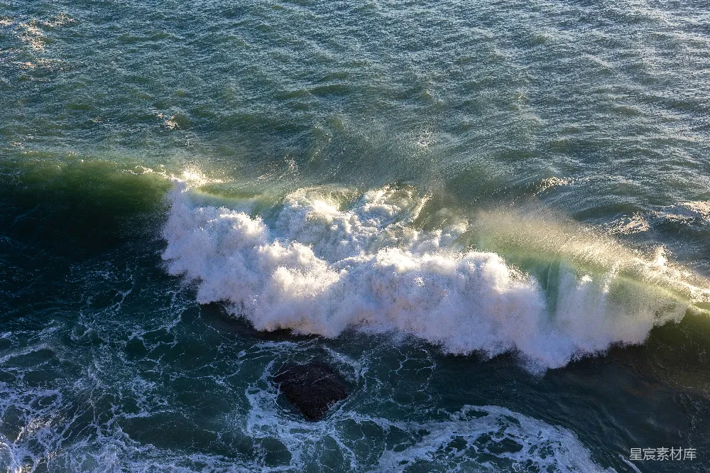 高清摄影 自然 海浪在海面上翻滚的画面（从空中俯瞰）