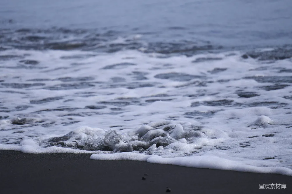 高清摄影 自然 壁纸 海浪拍打着黑暗的沙滩。