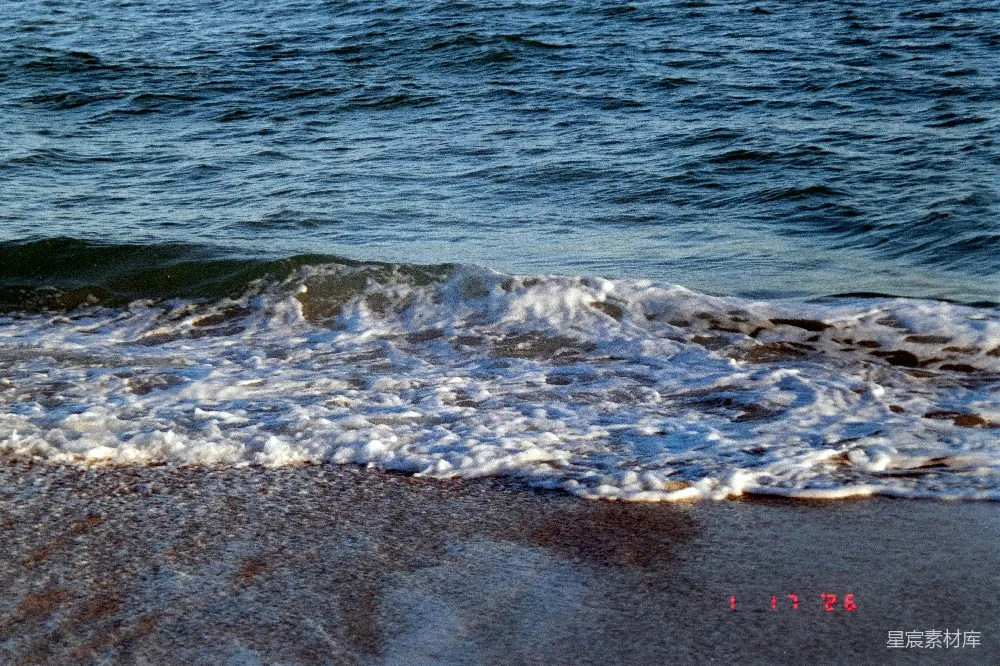高清摄影  海浪拍打着沙滩。