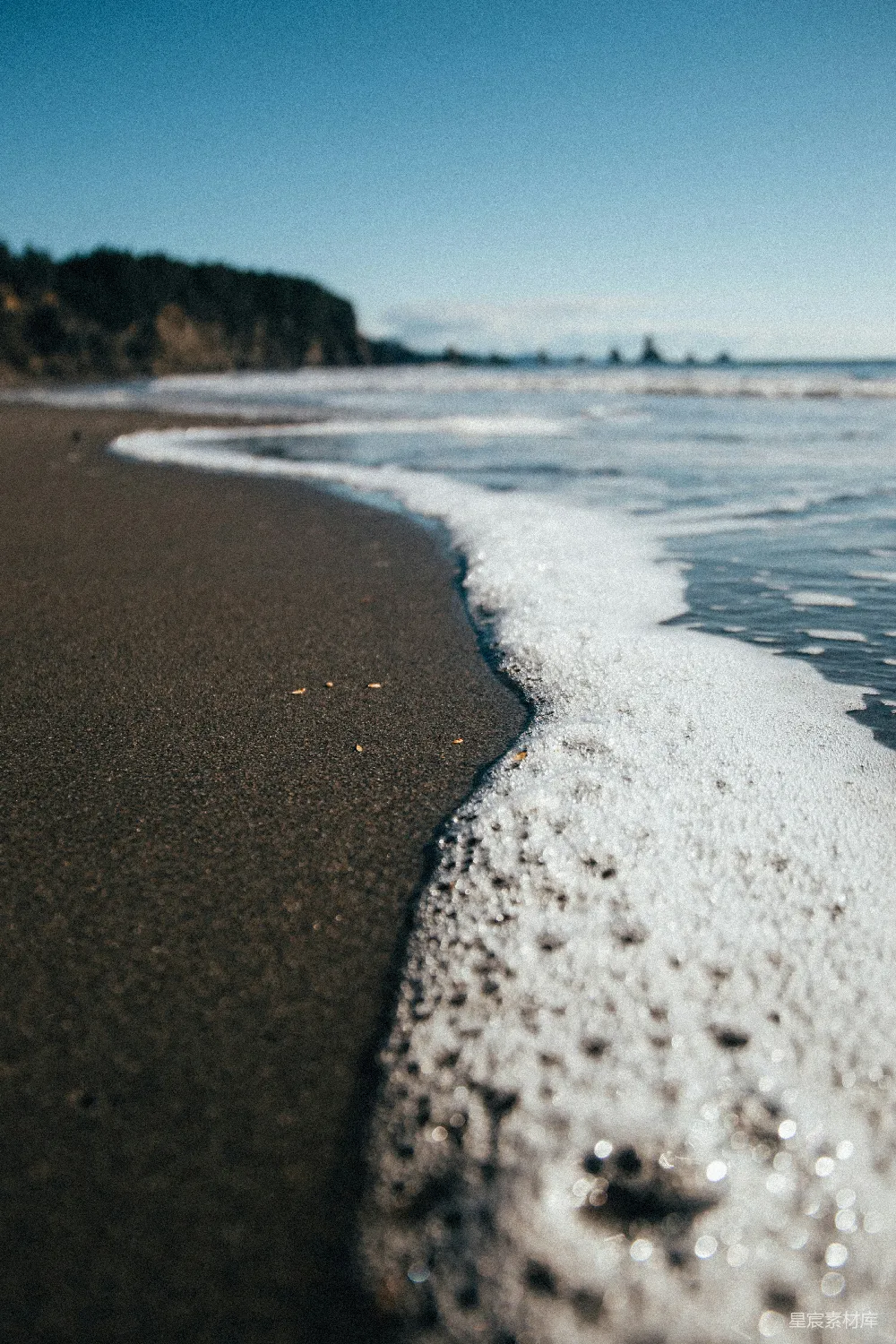 高清摄影  海浪在白天拍打着海岸