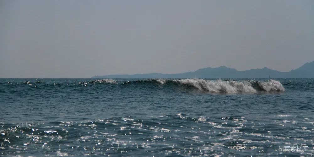 高清摄影  白天，海浪拍打着岩石海岸。
