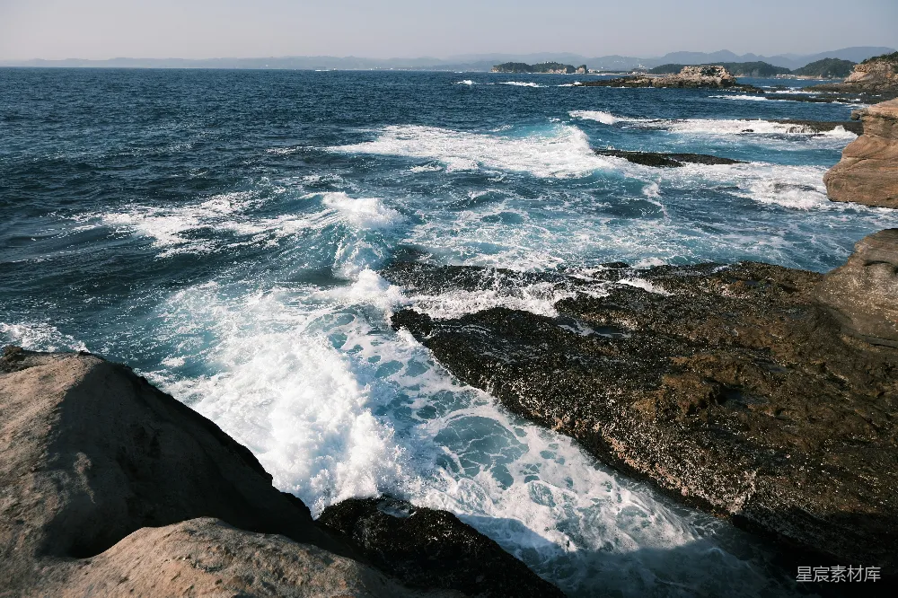 高清摄影  海浪拍打着岩石海岸。