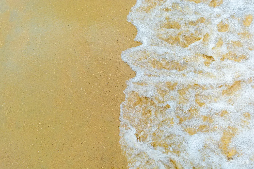 高清摄影  一个黄色的冲浪板放在沙质海滩上