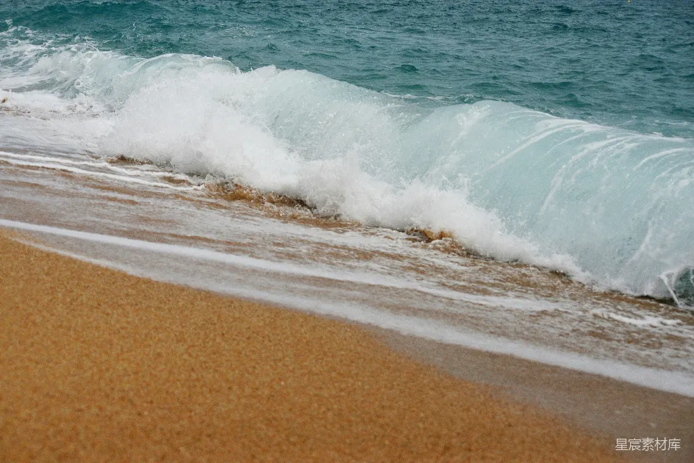 高清摄影  海浪拍打着沙滩。