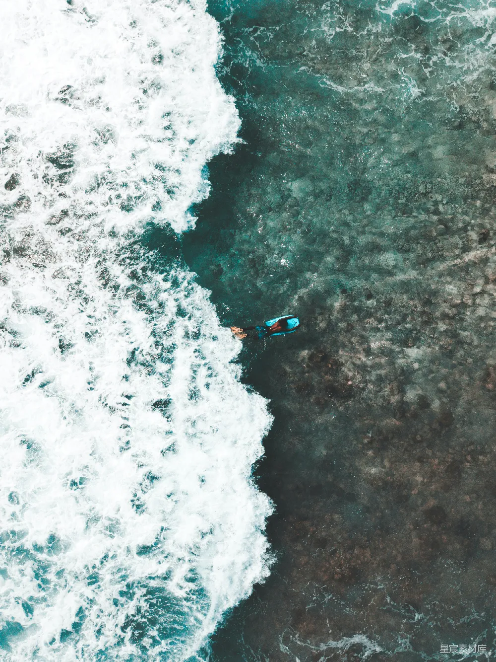 高清摄影  一个男人在海浪上骑着冲浪板