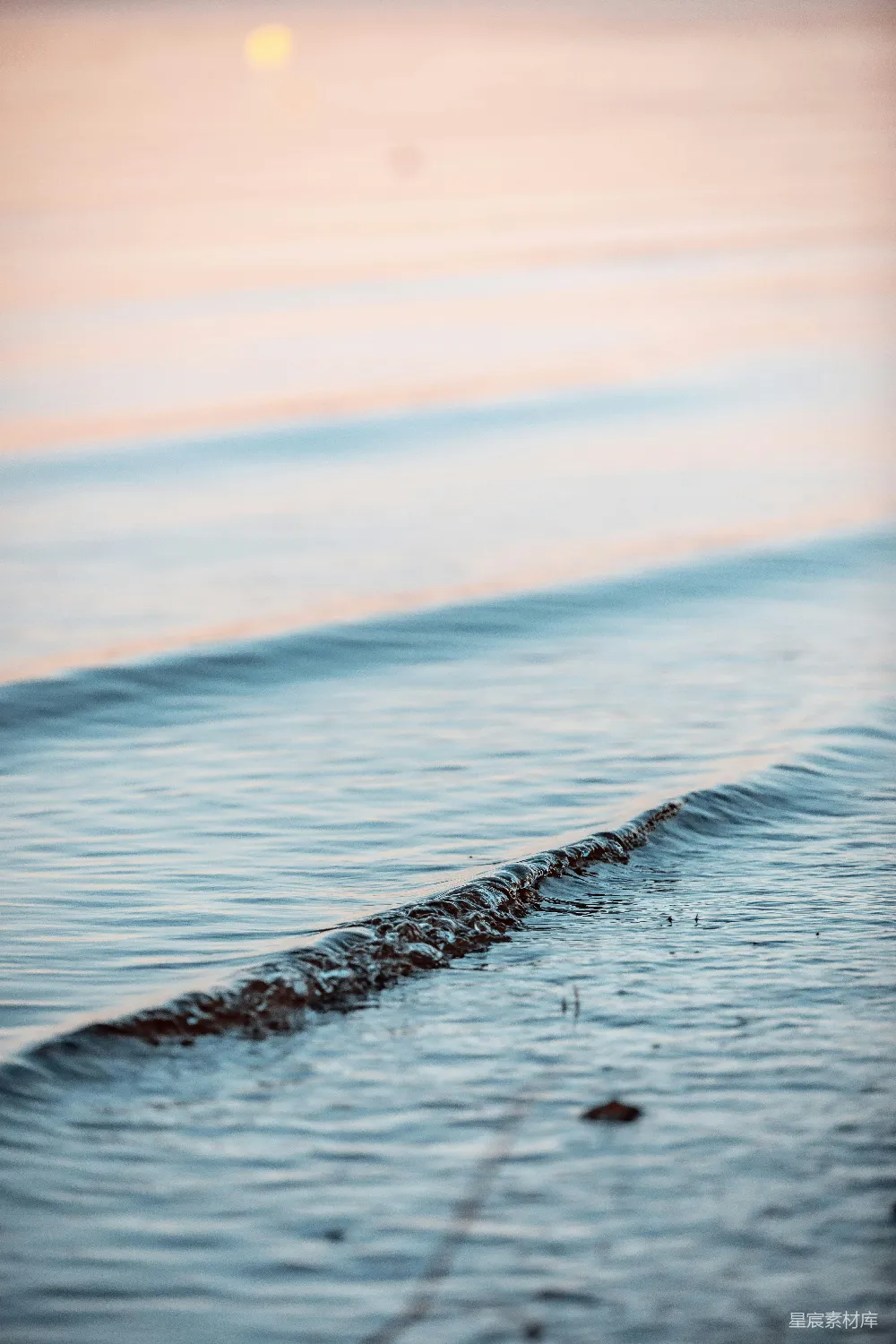 高清摄影  海浪拍打着海岸，夕阳西下。